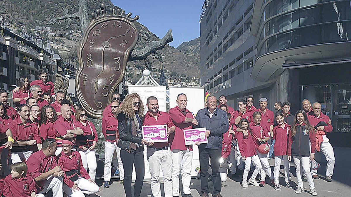 Els castellers donen prop de 1.400 euros a Assandca