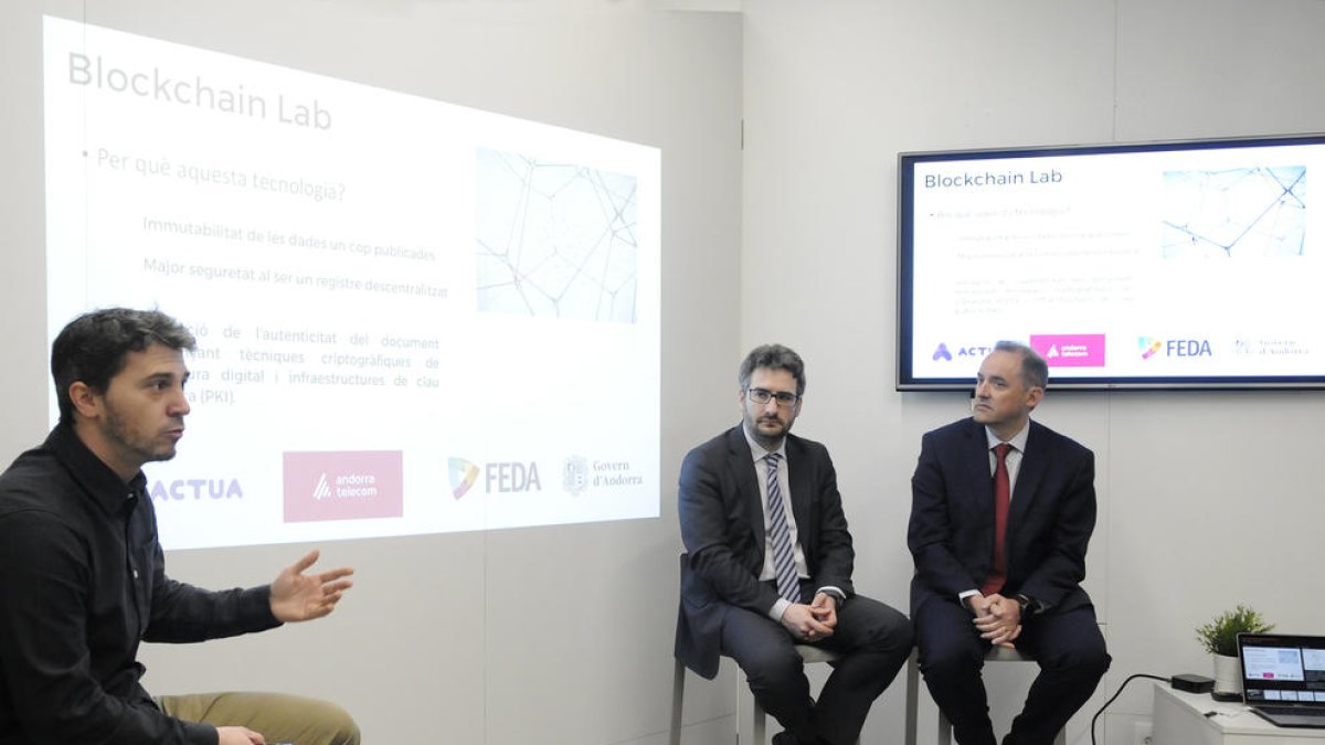 Prova per certificar els títols universitaris en format digital