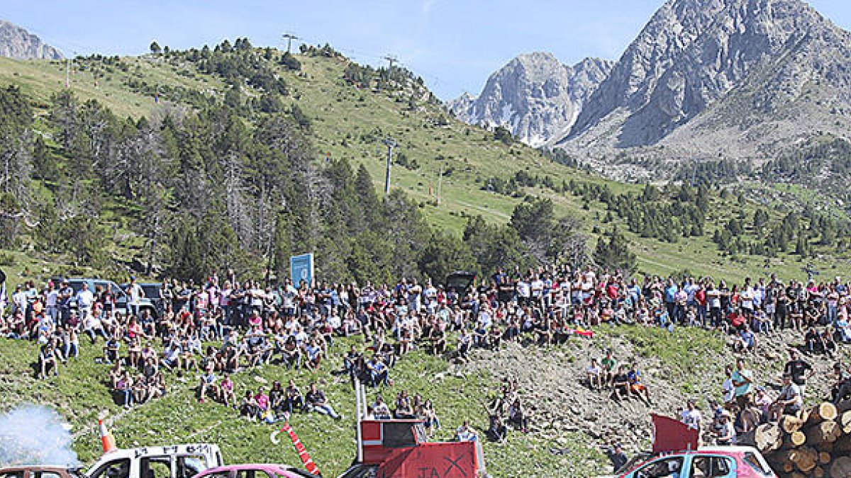 El Crash Car aplega a Grau Roig desenes de vehicles