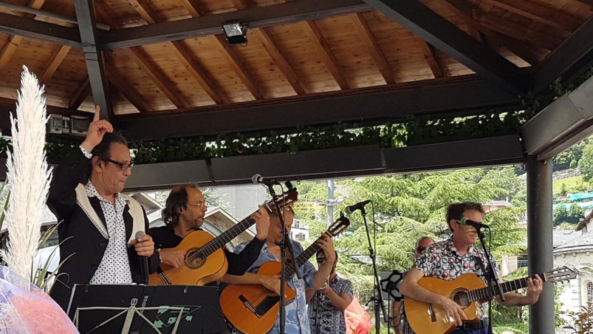 Los Manolos omplen de rumba la Plaça del Poble