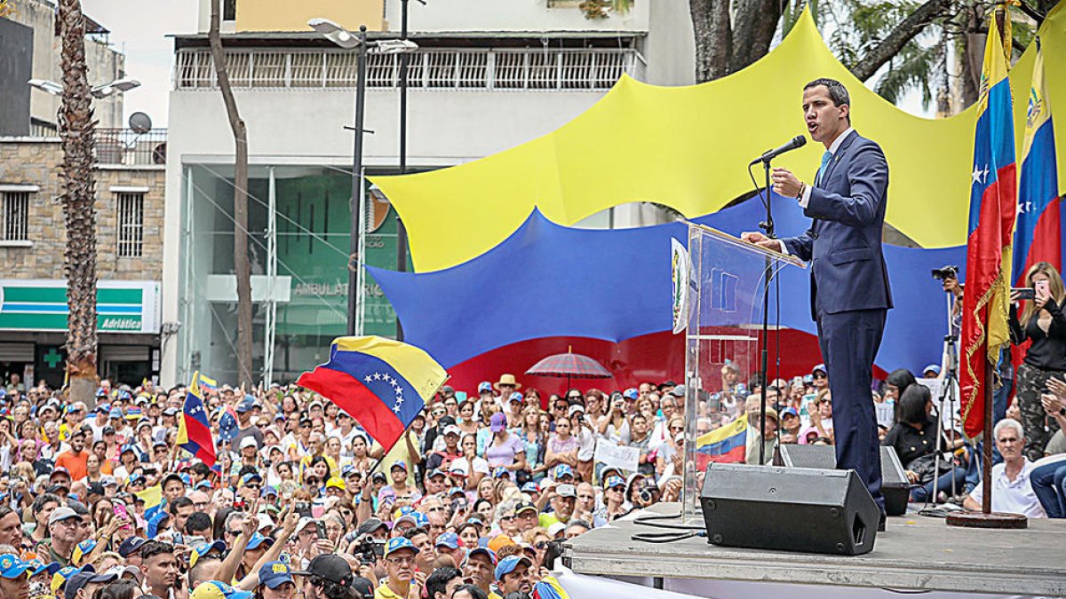 Guaidó pressiona Maduro i l'exèrcit amb una marxa