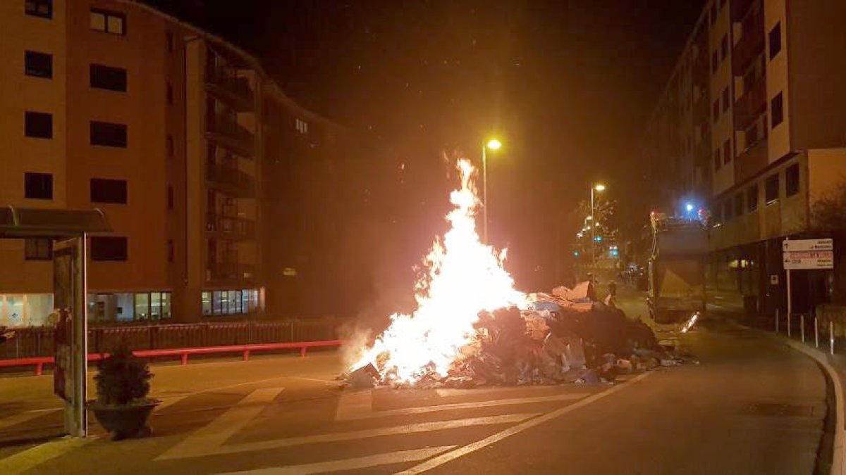 Crema la càrrega d'un camió de recollida de cartró