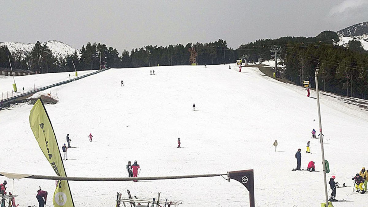 Baixa el nombre d'esquiadors i puja el d'ingressos