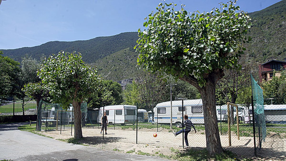 El comú avala el camp de futbol situat al Càmping Internacional