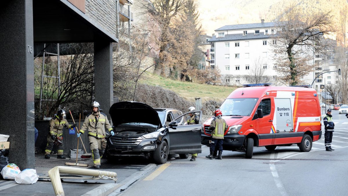 Un turisme s'estavella contra un fanal a Escaldes