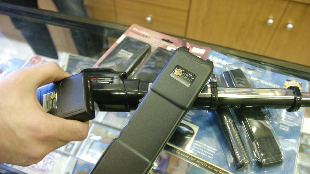 Arrestat per amenaçar amb una arma de descàrrega elèctrica