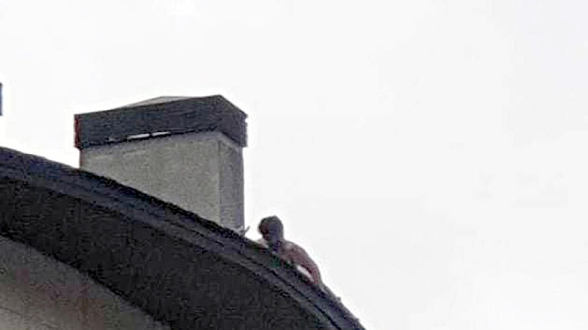 Intervenció per evitar que un home es llanci d'una teulada