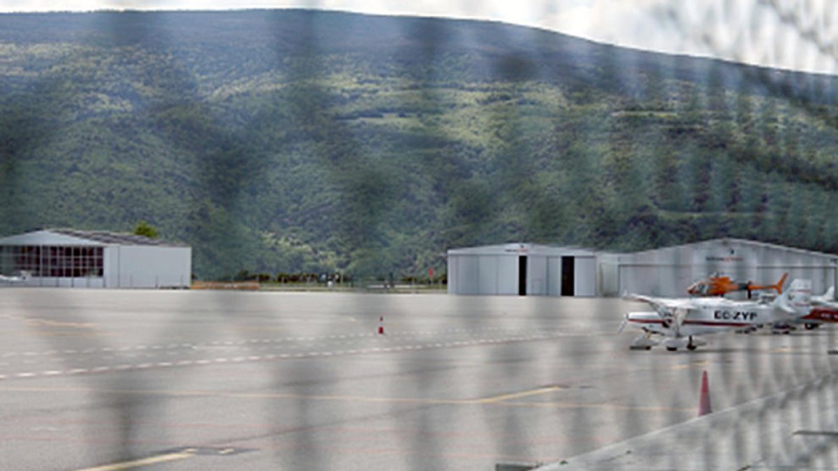 Ros diu que l'aeroport no rebrà vols comercials fins a la tardor