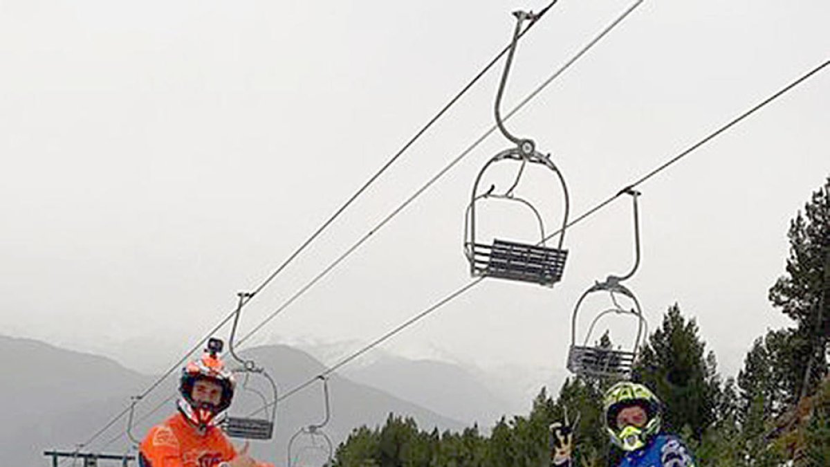 Àlex Rins i Joan Mir practiquen motocròs sobre la neu de Vallnord