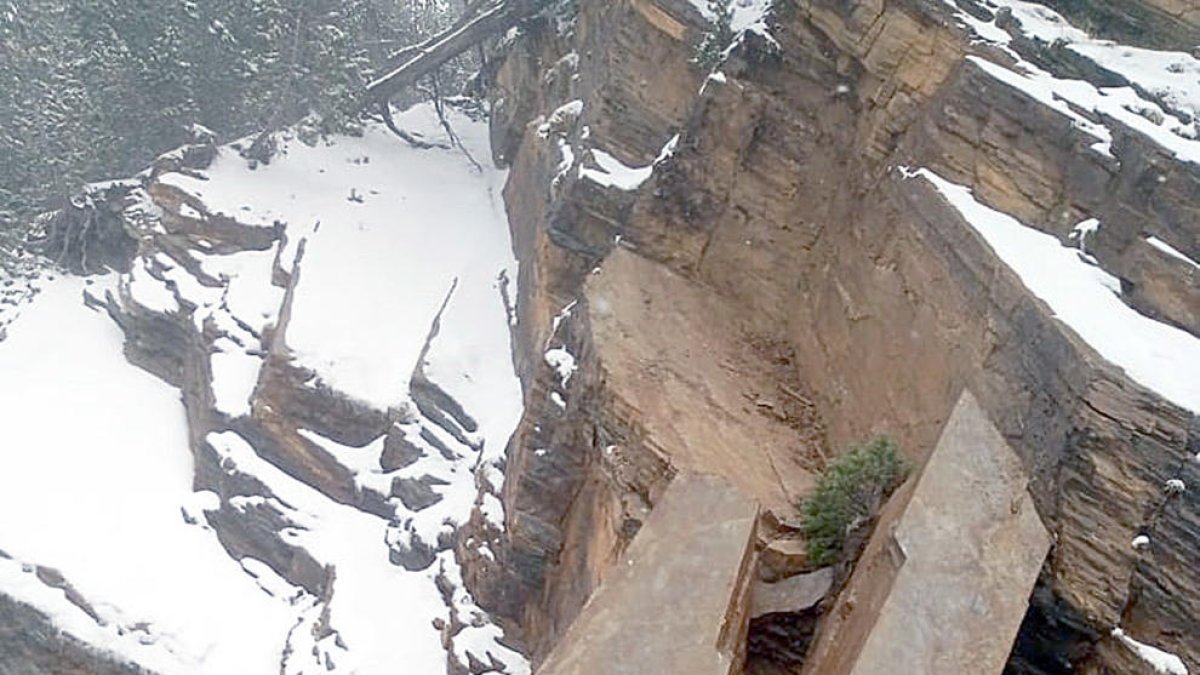 Tallada la CG-4 al coll de la Botella per una esllavissada