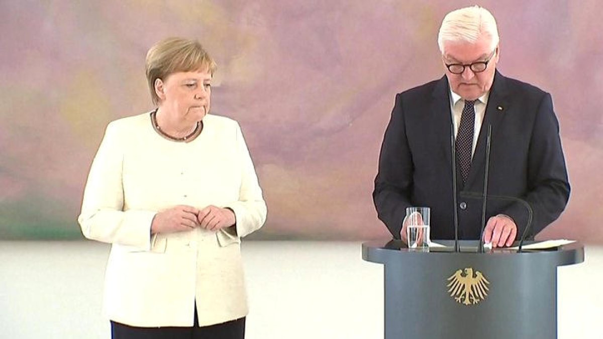 Merkel torna a tremolar durant un acte oficial