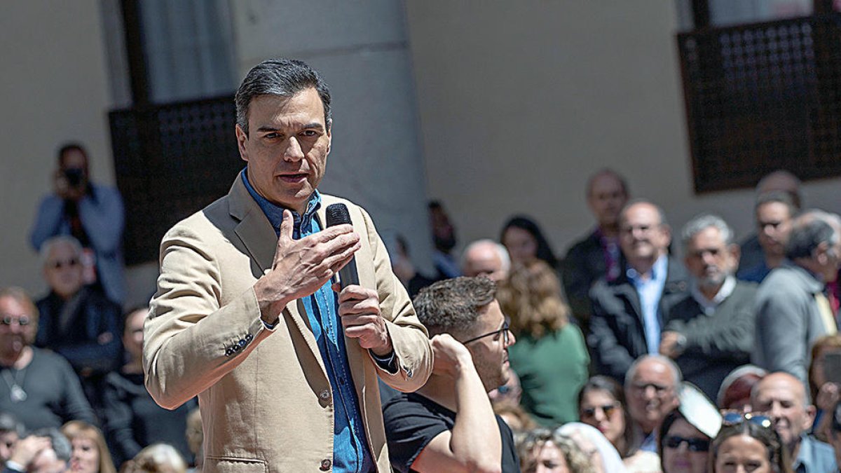 Sánchez i Casado fan l'última crida al vot per consolidar els seus blocs