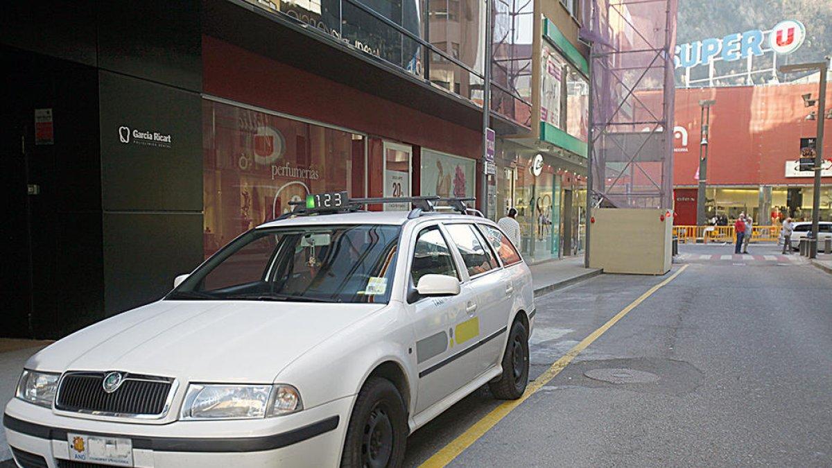 Ubach vol “dignificar” el sector del taxi millorant les relacions
