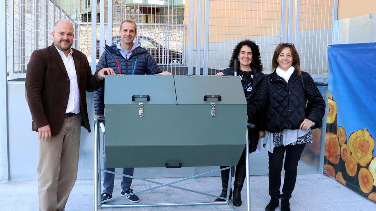 Un autocompostador i un hort urbà per a les escoles