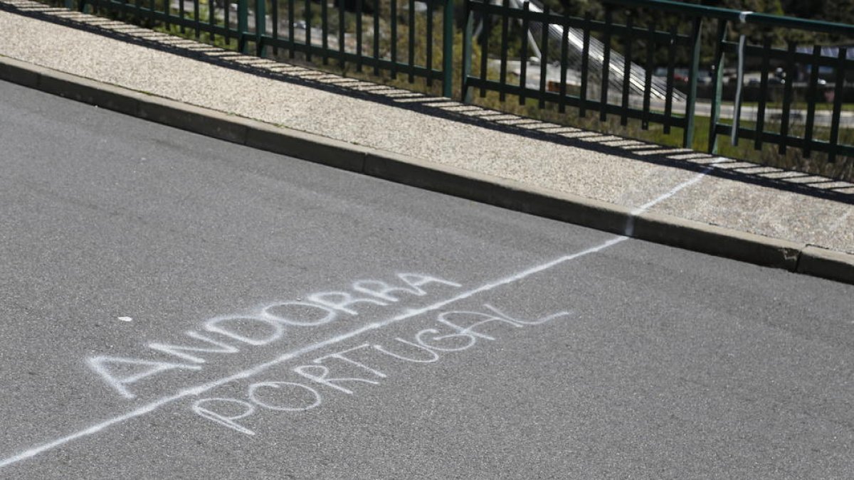 Apareix una pintada que fa de frontera entre l'escola espanyola i l'andorrana