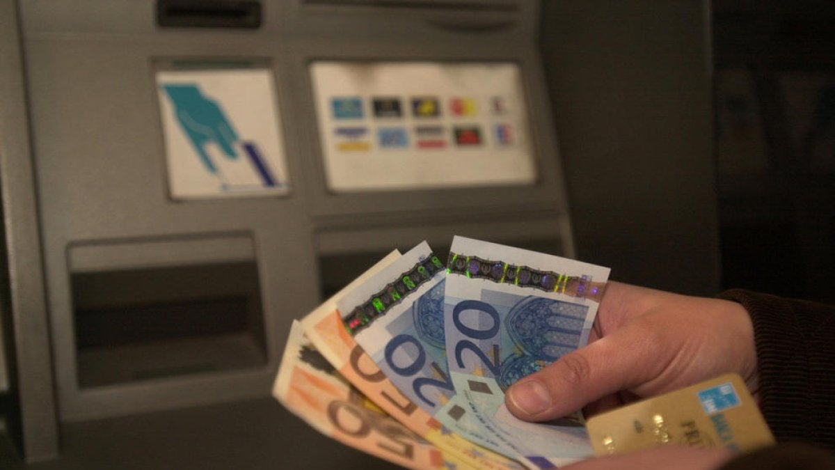 Més de la meitat dels ciutadans no arriben a final de mes