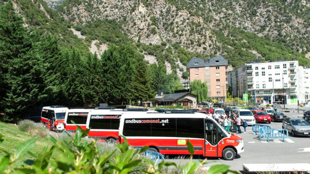 Inici del nou servei de bus comunal a la capital