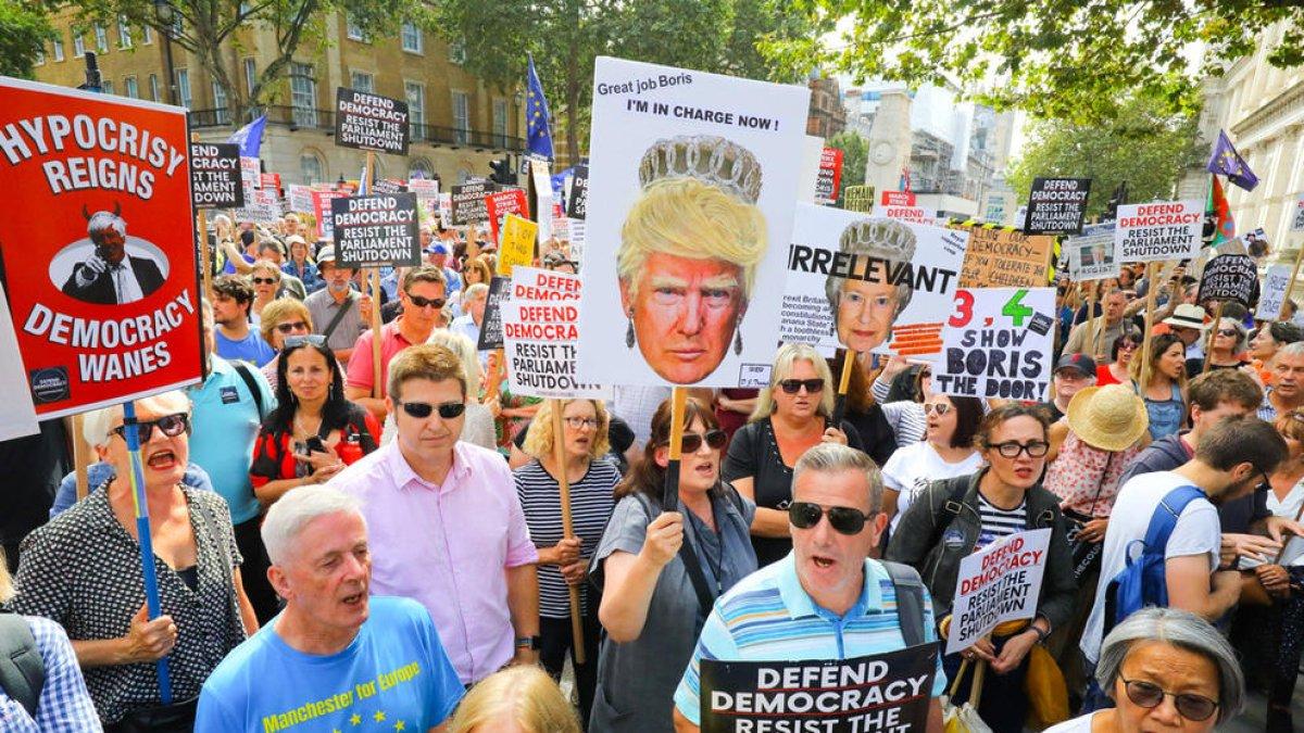 Actes de protesta als carrers contra la suspensió del parlament britànic
