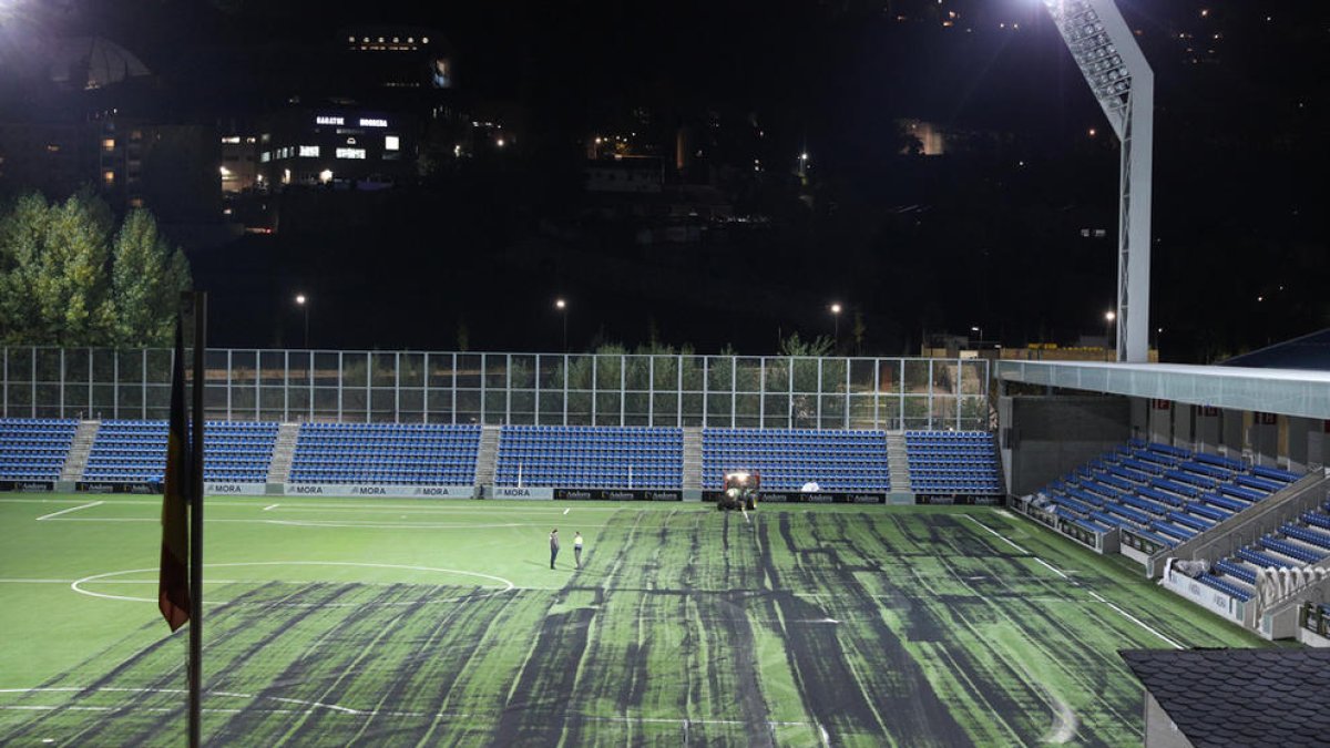 La nova gespa de l'Estadi Nacional supera el 'test'