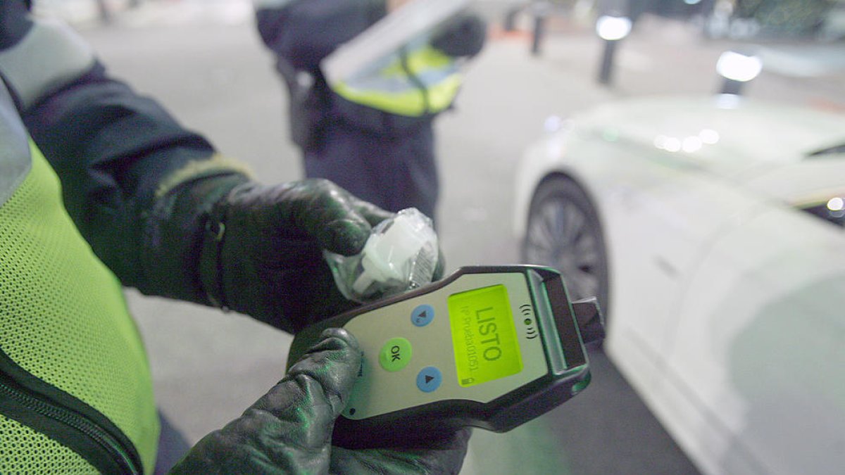 La policia deté nou conductors per setmana per positiu d'alcoholèmia