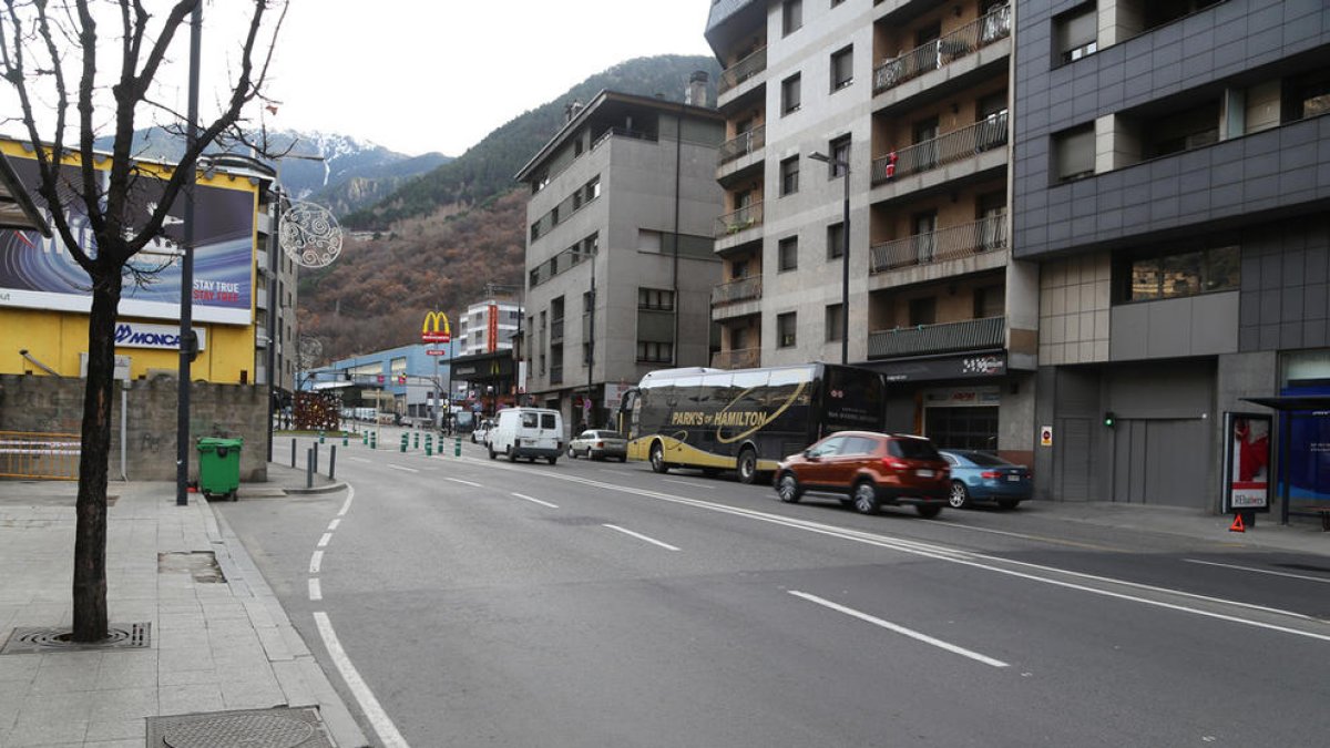 Detingut un home implicat en un accident per donar positiu al control d'alcoholèmia