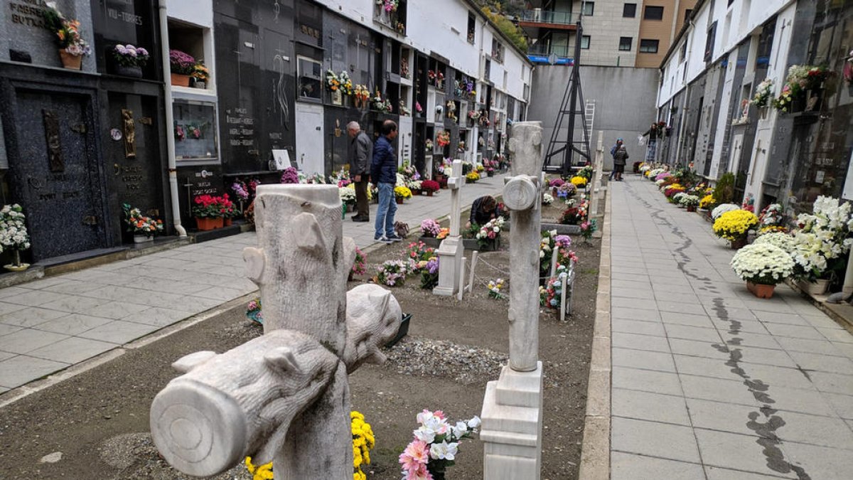 Els cementiris s'omplen de vida i de sentiments contraposats per la tradició