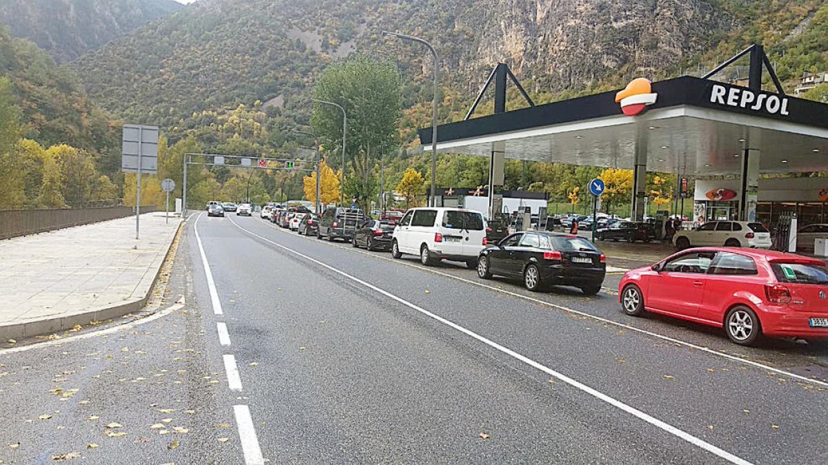 El pont de Tots Sants acaba en col·lapse a la xarxa viària