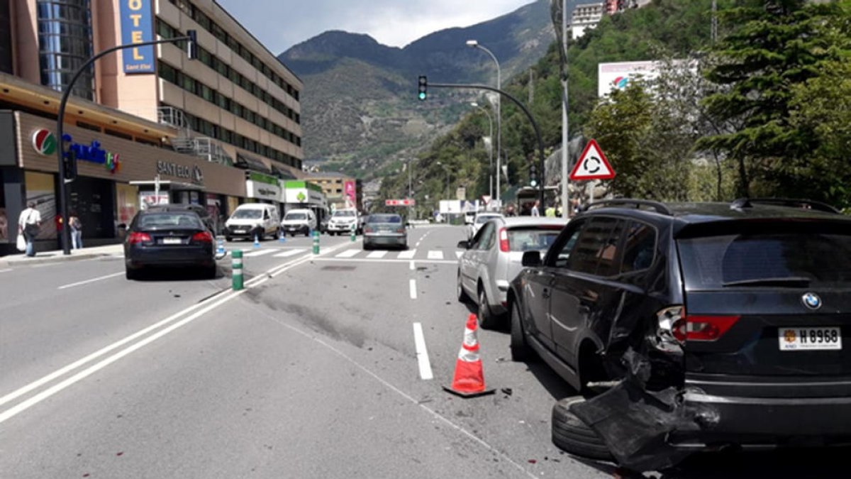 Topada entre tres cotxes a Sant Julià de Lòria