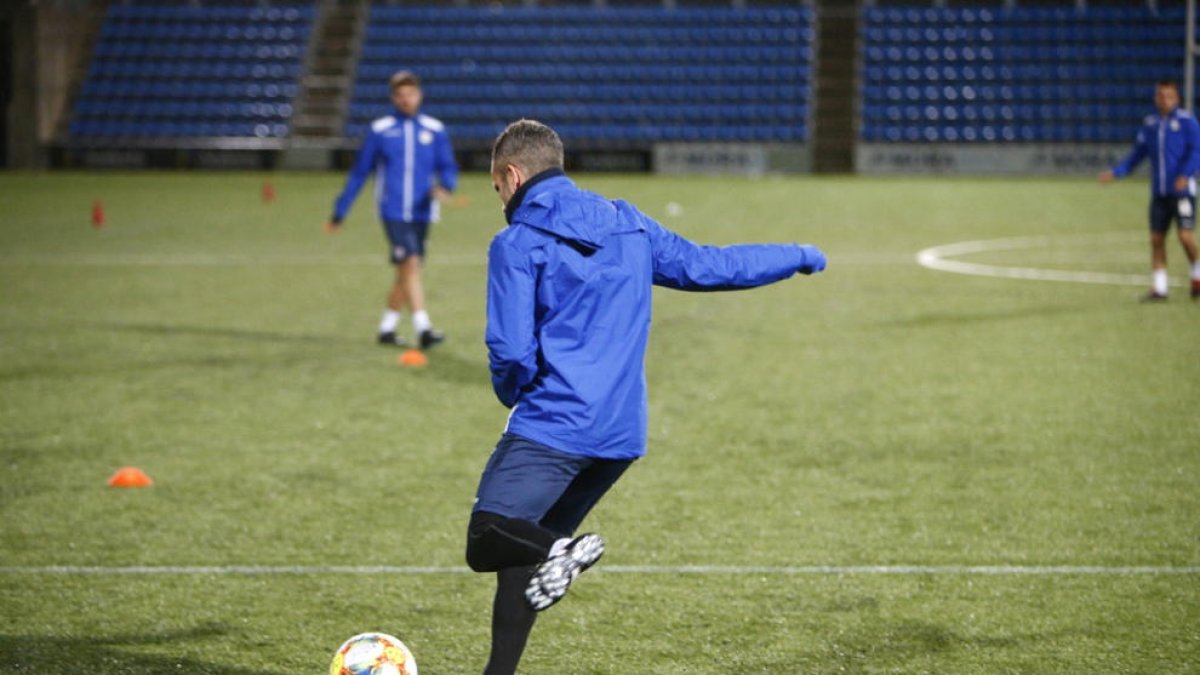 Primera sessió d'entrenament de la selecció amb la nova gespa de l'Estadi Nacional