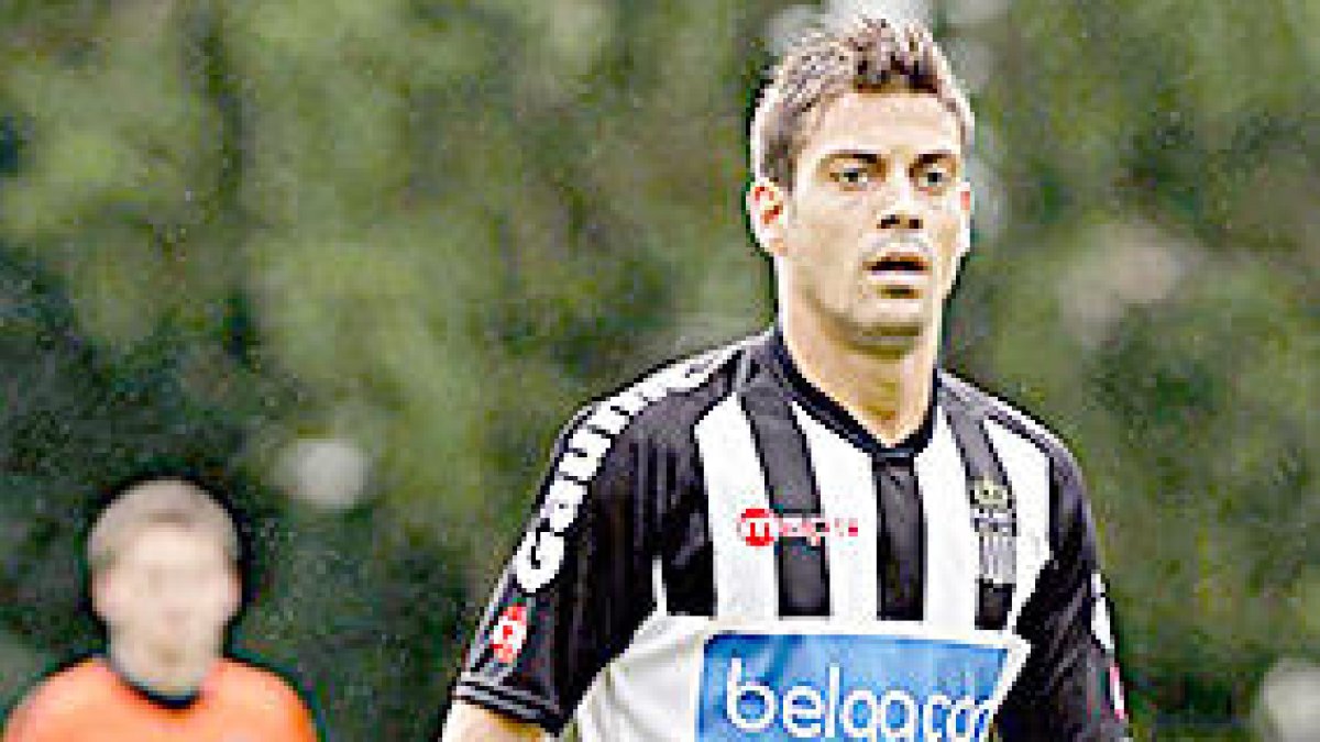 Javi Martos, central del Charleroi, primer fitxatge de l'FC Andorra