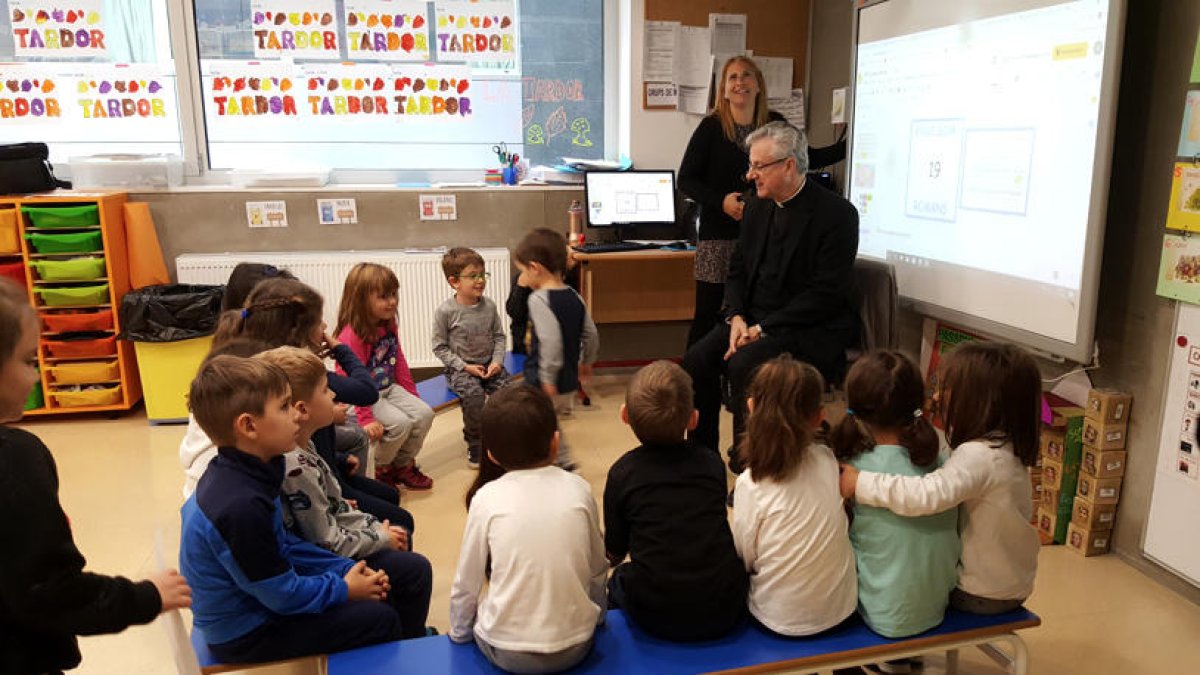 Vives visita els infants i els padrins de Canillo