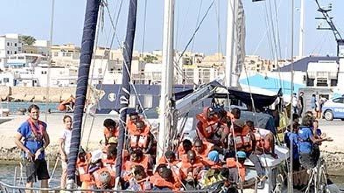 Un vaixell porta 41 immigrants a Lampedusa