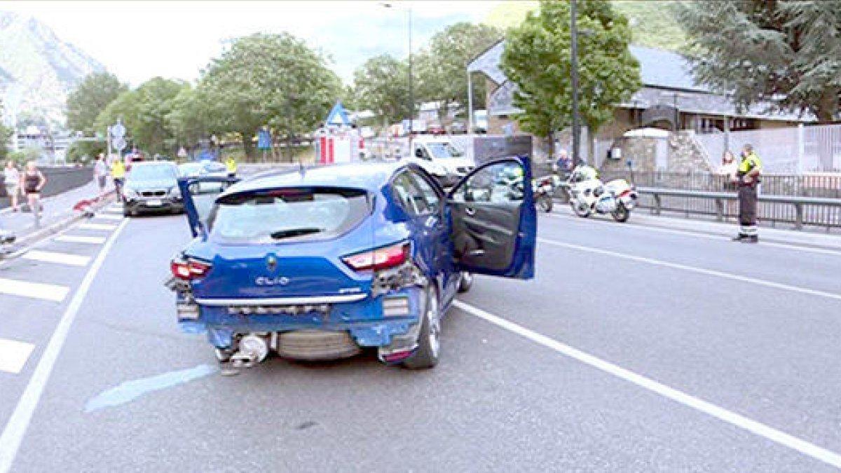Tres ferits lleus en un accident que causa retencions importants