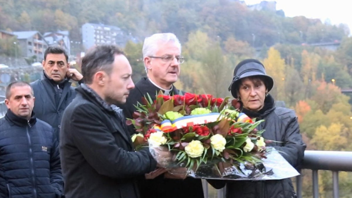 Ofrena floral pel dècim aniversari de l'accident del túnel de les Dos Valires