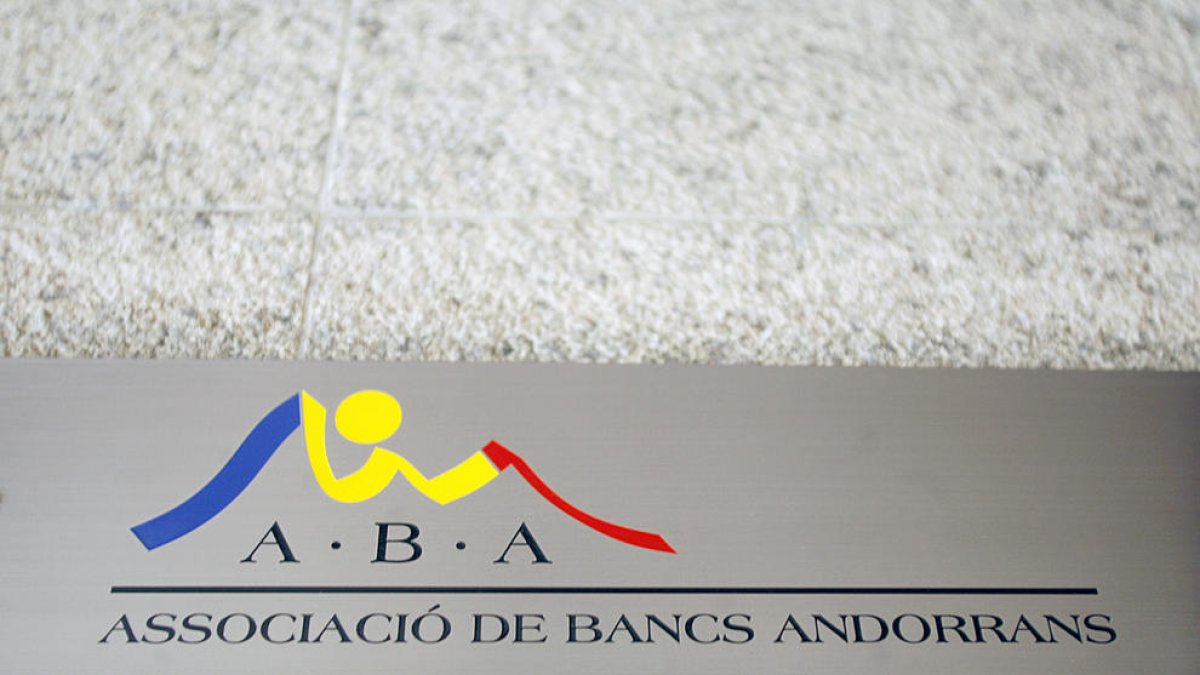 La banca es reinventa per a un nou model de negoci
