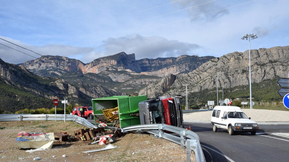 El conductor d'un camió, ferit després de bolcar a la C-14