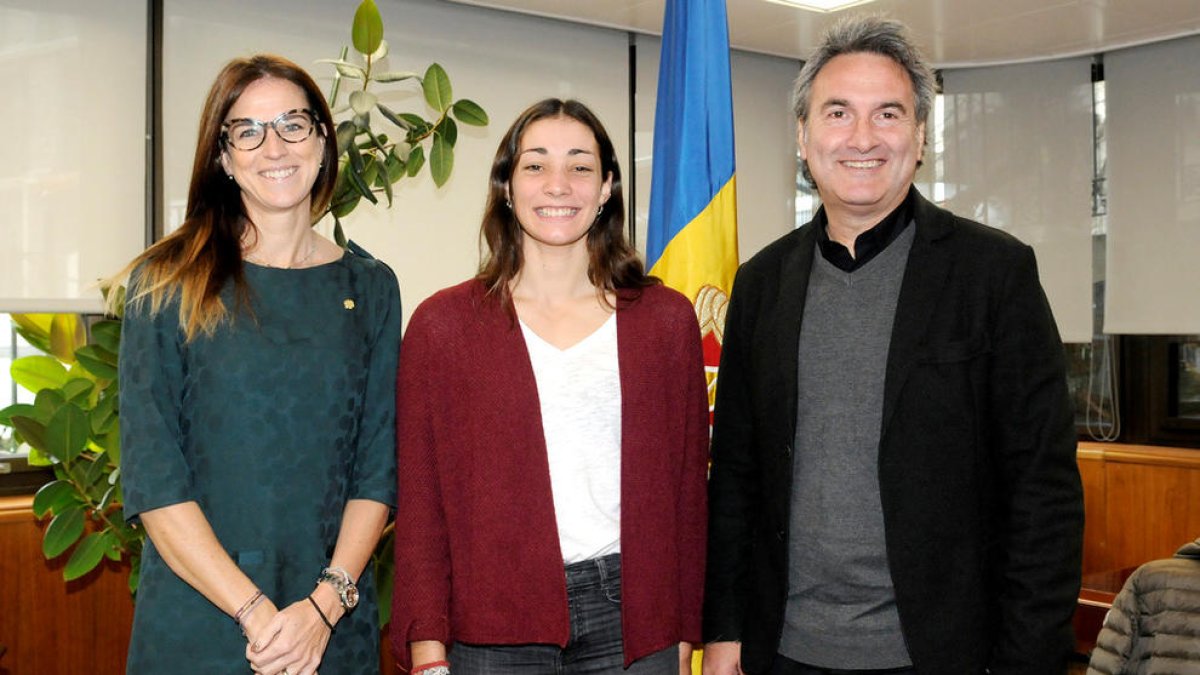 Sílvia Riva i Justo Ruiz reben la palista Mònica Doria