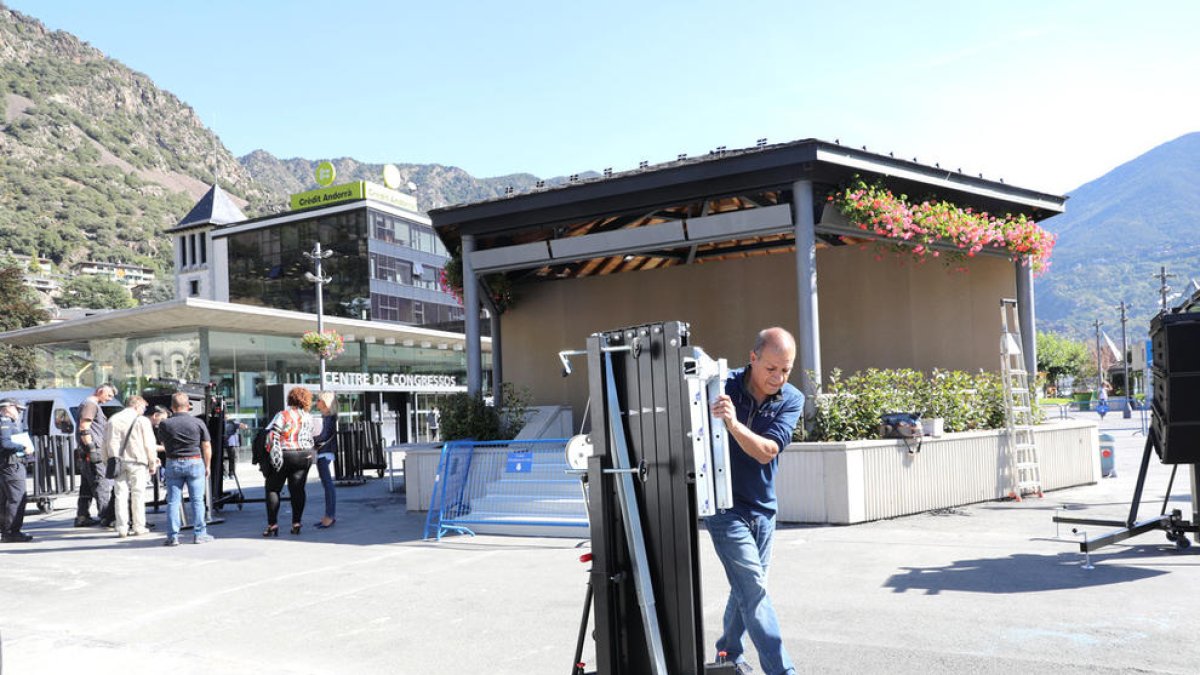 L'estada altera la rutina laboral i provoca petites afectacions al trànsit