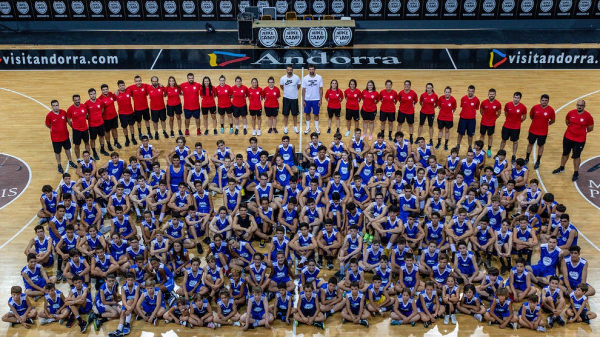 Llull i Navarro visiten els nens del Campus Nike
