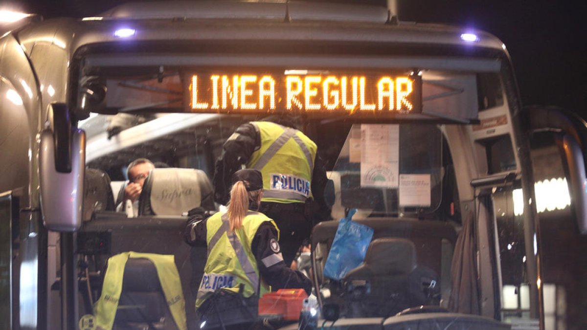 Detingut un jove per amenaçar amb ganivets els companys de pis