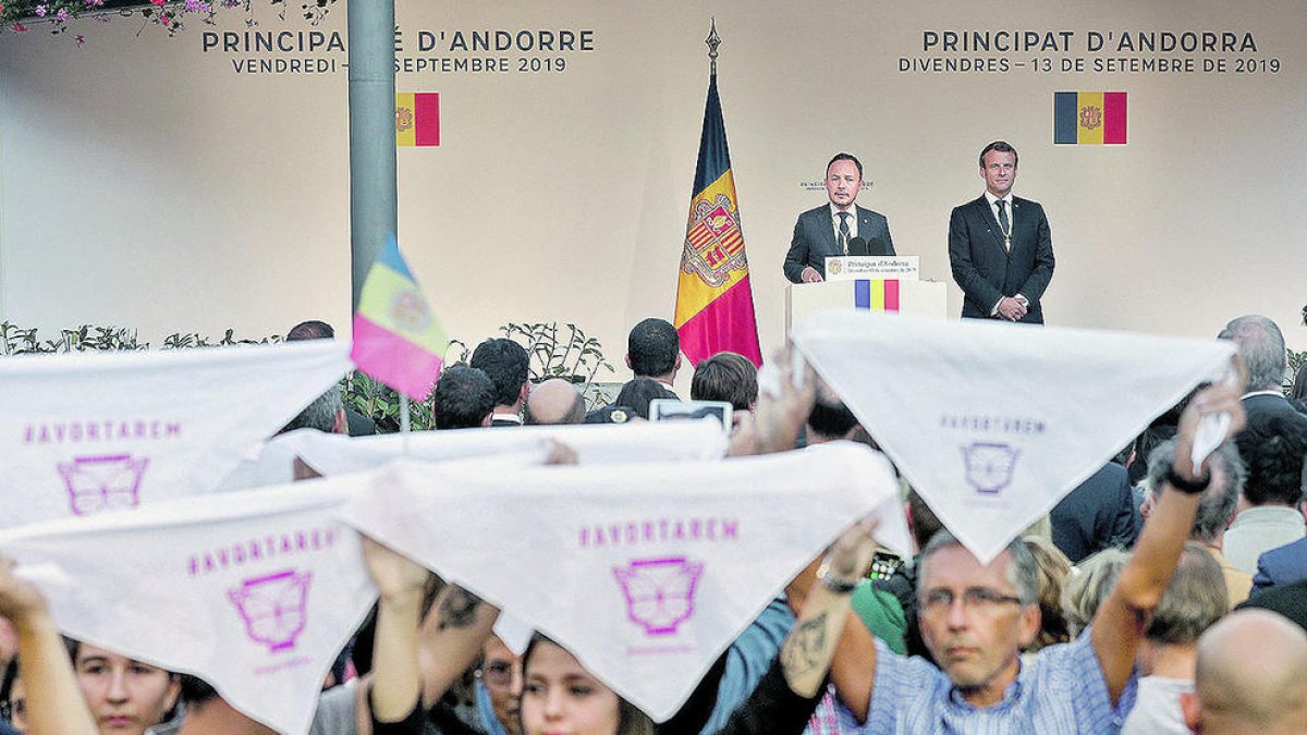 Respecte a les decisions dels elegits pel poble