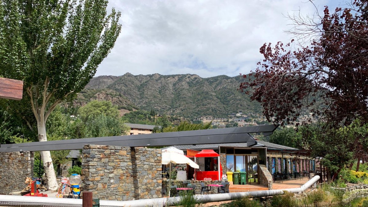 Els socis del servei de bar del Parc Central volen mantenir el lloguer