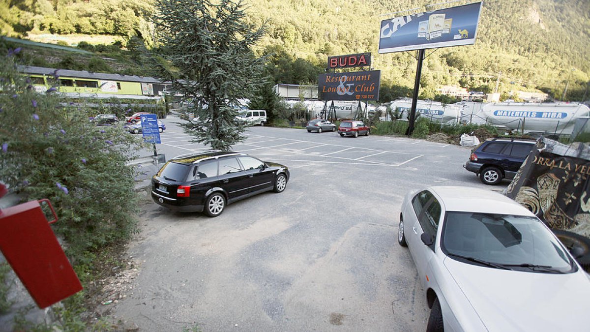 Detingut un resident per intentar atropellar uns joves