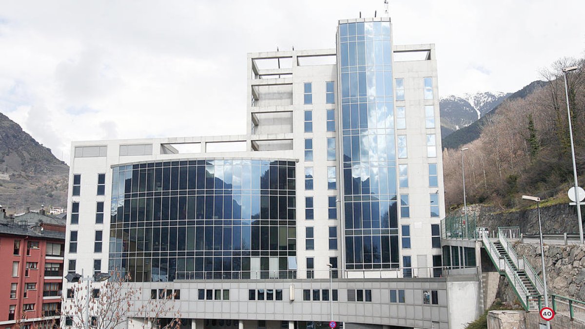 Un empresari denuncia que el van apunyalar al seu pub