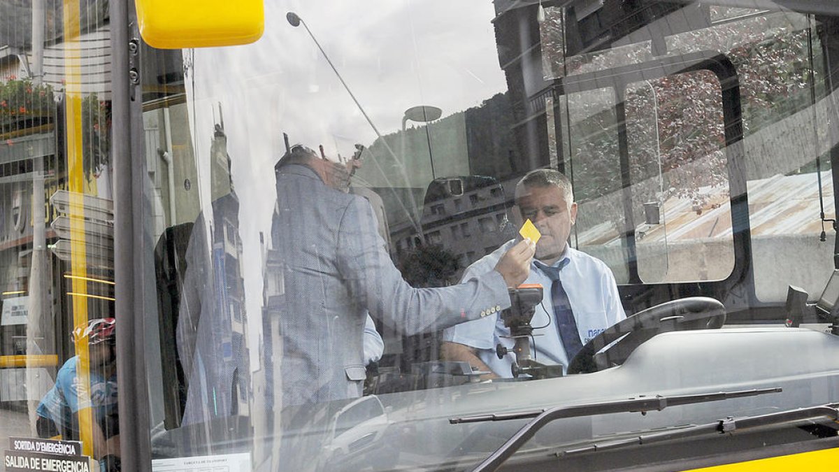 Canillo denuncia un greuge en les freqüències i el preu de l'autobús