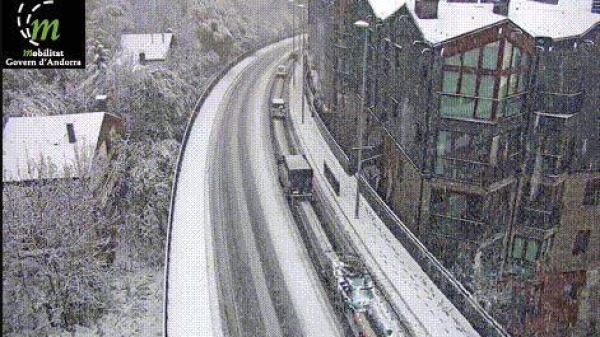 La neu obliga a portar equipaments a partir d'Encamp i la Massana