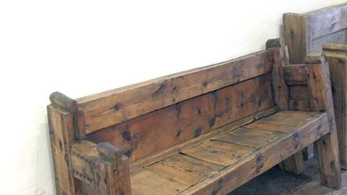 Retoc restaura un banc de Sant Miquel de Prats