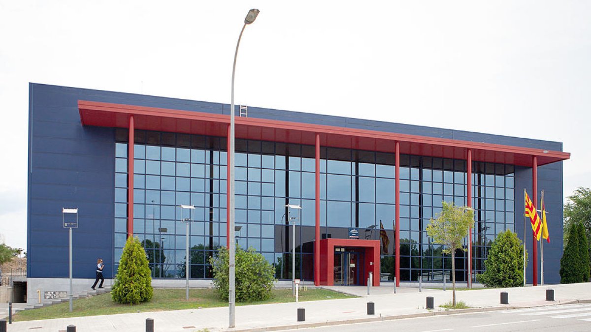 Detinguts quatre joves acusats de violar en grup una menor a Manresa