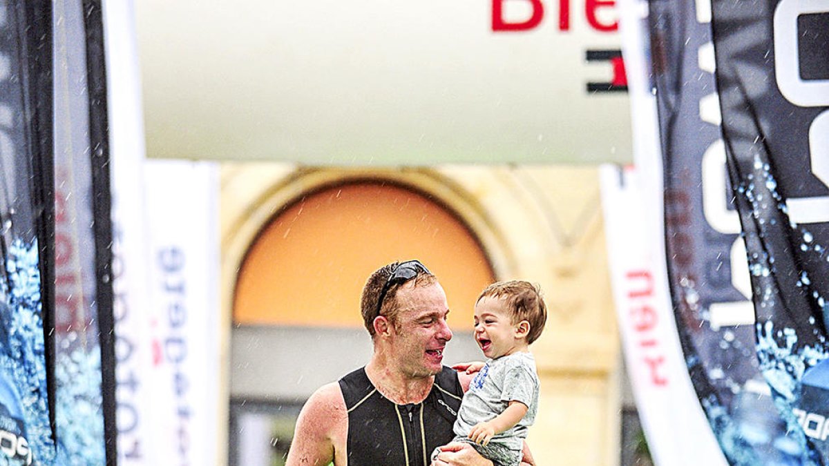 Fer esport, sobretot rugbi i triatlons