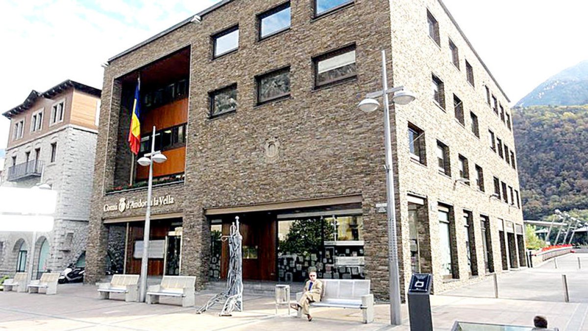 El comú apujarà el sou a cent treballadors